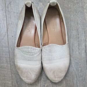 Bueno Cream Flats Classic Comfortable Design